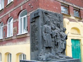Бронзовый горельеф в память сормовских рабочих-участников баррикадных боев 1905 года